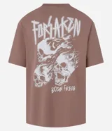 Remera marrón de algodón con efecto desteñido, corte relajado, cuello redondo, mangas cortas y estampa de calaveras con texto "Forsaken Born Freak".