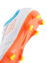 Championes de fútbol Umbro Speed HG, color blanco con detalles en naranja y celeste.