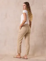 Pantalón liso color beige, marca Dash, con pretina elastizada, bolsillos delanteros y bolsillos traseros simulados.