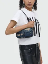 Bolso de hombro Marc Jacobs modelo The Rip and Repair Denim Clover, confeccionado en denim azul con detalles desgastados y apliques.