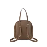 Mochila color marrón con doble asa de mano y correas traseras regulables. Presenta un bolsillo frontal con cierre y compartimento interno para iPad.
