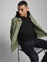 Chaqueta de denim color verde oliva, marca Jack & Jones, con cuello clásico, cierre frontal abotonado, bolsillos en el pecho con solapa y puños abotonados.