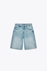 Bermuda de jean celeste de tiro medio con cinco bolsillos, efecto lavado y bajo sin costura.