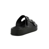 Sandalias de tiras color beige con hebillas doradas, base blanca y plataforma baja.