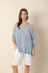 Sweater celeste de punto con escote en V y mangas largas.