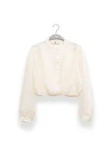 Blusa corta color crema en tejido arrugado liviano, con cuello mao, botones al frente y mangas abullonadas. Terminada con ruedo elastizado.