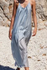 Vestido largo celeste de silueta holgada con tirantes finos y escote fruncido.