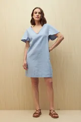 Vestido corto celeste con textura arrugada, escote en V y mangas cortas con volados.