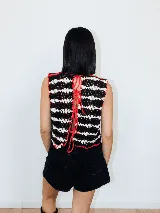 Chaleco tejido a mano en crochet con hilado 100% algodón, con diseño de ondas horizontales en colores naranja, azul y verde.