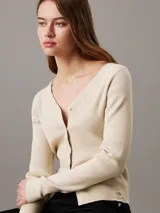 Cárdigan color crema de punto de algodón suave con textura de canalé, corte slim, cuello en V, manga larga, cierre de botones e insignia tonal de Calvin Klein en el bajo.