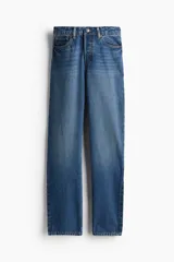Pantalón de jean de tiro alto, color azul, corte recto y cinco bolsillos.