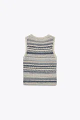 Top tejido de punto con cuello redondo y sisa, con diseño de rayas horizontales en tonos beige, azul y gris.