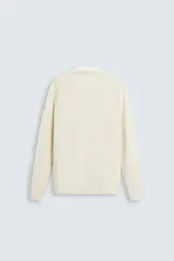 Polo marrón de corte relaxed fit, tejido en punto de algodón. Tiene cuello solapa con cierre frontal de botonadura, manga larga y acabados en rib.