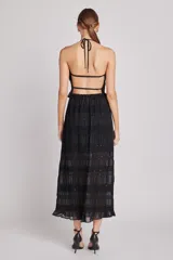 Conjunto negro de falda larga y top halter con textura arrugada y detalles de lentejuelas.