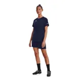 Short deportivo azul marino Under Armour con logo blanco en la pierna.