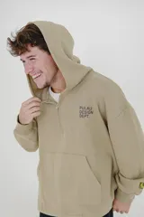 Canguro beige con capucha, cierre parcial con cremallera y bolsillo tipo canguro. Estampado con la leyenda "PULAU DESIGN DEPT." en el pecho.
