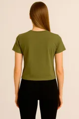 Remera gris con estampado de una estrella con animal print.