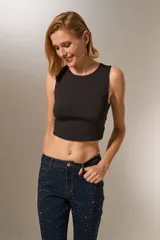 Top cropped marrón, ajustado al cuerpo y con cuello a la base.