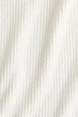 Top blanco de punto acanalado con escote off-the-shoulder, mangas cortas y corte ceñido.