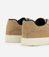 Championes casuales de hombre, color beige, confeccionados en gamuza sostenible, con punta redonda, cierre con cordones y suela vulcanizada. Interior forrado en poliéster.