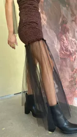 Vestido corto marrón strapless con elástico, pieza de tul en el ruedo y cuello desmontable de tul.