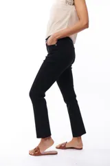 Pantalón jean negro de corte recto y tiro alto.