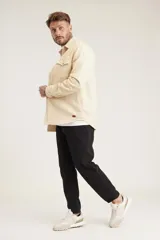 Camisaco tipo overshirt, en color crudo, con cierre frontal y dos bolsillos en el pecho.