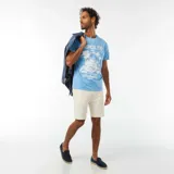 Remera celeste de manga corta con estampado blanco de palmeras y texto "Tropical Trip Maui Island 14.772 Great Paradise Rainforest".