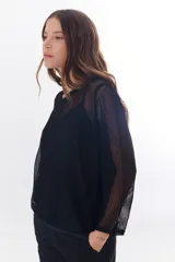 Sweater de punto calado color camel, con escote en V y mangas largas.