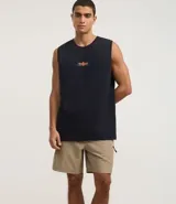 Bermuda de hombre color beige confeccionada en tejido ripstop, con cintura elástica ajustable con cordón, bolsillos laterales y etiqueta de la marca aplicada.