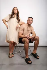 Vestido corto con estampado abstracto en negro y rosa, de manga corta y escote en V.