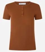 Blusa marrón de rib con cuello redondo y botones.