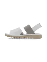 Sandalias bajas color dorado con dos tiras anchas, una sobre los dedos y otra elástica en el talón.