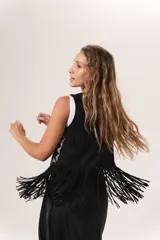 Chaleco negro de gamuza con flecos y bordados blancos en la parte frontal.