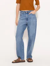 Jeans de tiro medio, color celeste, de silueta slouch con pinzas en la rodilla.