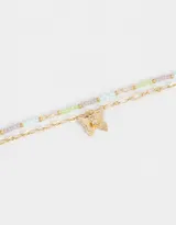 Pulsera dorada de doble cadena, una de eslabones y otra con mostacillas de colores pastel, con dije de mariposa con strass.