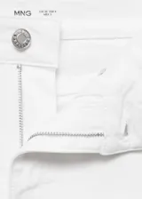 Jeans blancos de corte flare, tiro medio y largo full length.