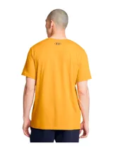 Remera celeste de Under Armour, corte clásico, mangas cortas y logo estampado en el pecho.