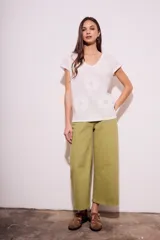Remera color verde oliva con cuello en V y bordado de flores.
