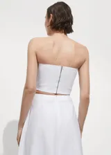 Top blanco strapless con cierre trasero.
