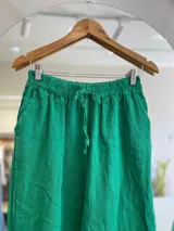 Pantalón palazzo blanco de lino, con cintura elástica.