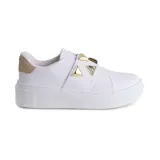 Zapatillas deportivas blancas con plataforma, detalle dorado en el talón y apliques triangulares dorados en el empeine.