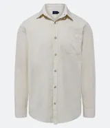 Camisa de hombre de corte regular, color borgoña, confeccionada en tela Oxford con efecto jaspeado. Tiene cuello inglés, abotonadura frontal, mangas largas con puños abotonados y bolsillo de parche en el pecho.