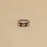 Anillo de plata con apliques de oro en forma de esferas. Diseño ancho con borde superior e inferior de plata lisa y centro con esferas de oro separadas por pequeños detalles de plata. El ancho inferior del anillo es de 7mm.