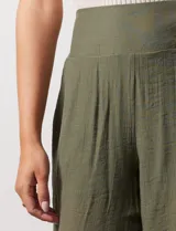 Pantalón palazzo verde militar de gasa bambula marca Nanette, con pretina ancha elastizada en la parte trasera, pierna ancha y short interno.