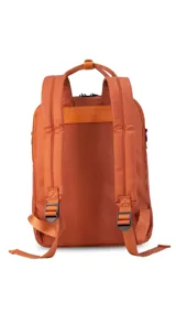 Mochila matera confeccionada en tela impermeable color beige, diseñada con dos compartimientos independientes para el kit de mate y objetos personales. Cuenta con bolsillos internos, asas de mochila acolchadas, asa de mano superior y una correa ajustable extraíble para llevar al hombro.