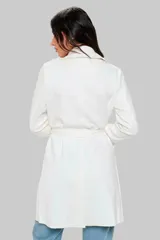 Trench largo color blanco de cuero vegano, con cuello solapa, cierre cruzado con lazo y bolsillos laterales.