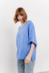 Blusa color beige confeccionada en lino, de corte holgado, mangas 3/4 y cuello redondo.