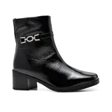 Bota corta de cuero color marrón, con taco bajo y punta cuadrada. Presenta una correa con hebilla dorada alrededor del tobillo.