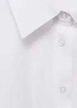 Camisa crop blanca de popelina de algodón, corte regular, manga larga con puños abotonados, cuello camisero y cierre delantero con botones.